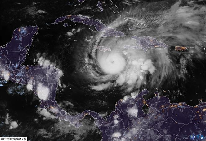 Cette image par satellite fournie par le RAMMB-CIRA montre l’ouragan Melissa au sud-est de la Jamaïque à 4 h 30 (heure à Paris) le 26 octobre 2025.
