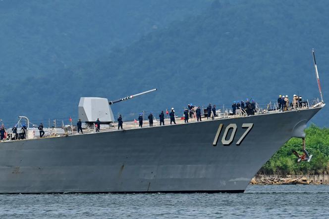 O navio de guerra USS “Gravely” entra no porto de Port of Spain, capital de Trinidad e Tobago, em 26 de outubro de 2025.