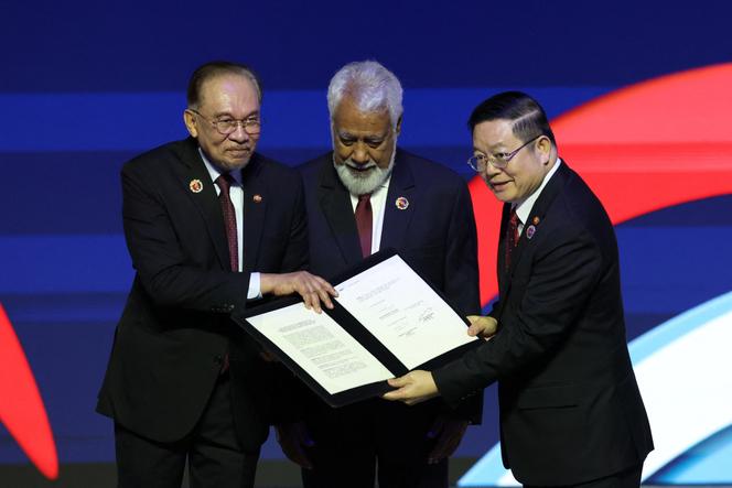 Le premier ministre malaisien, Anwar Ibrahim, et le premier ministre timorais, Kay Rala Xanana Gusmao, le premier ministre chinois, Li Qiang, posent lors de la cérémonie de signature de la déclaration sur l’adhésion de la République démocratique du Timor oriental à l’Asean lors du 47ᵉ sommet de l’Asean et des sommets connexes à Kuala Lumpur, en Malaisie, le 26 octobre 2025. 