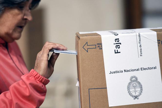 Un bureau de vote lors des élections législatives nationales de mi-mandat à La Plata, dans la province de Buenos Aires, le 26 octobre 2025.