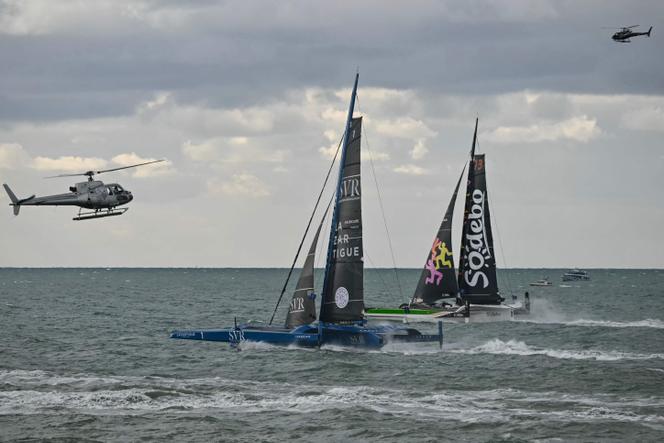 Les skippers français Franck Cammas et Tom Laperche naviguent sur le « SVR-Lazartigue » (à gauche), multicoque de classe Ultim, à côté du « Sodebo-Ultim 3 », skippé par les Français Benjamin Schwartz et Thomas Coville, lors de la 17ᵉ édition de la Transat Café L’Or, au large des côtes du Havre, le 26 octobre 2025.