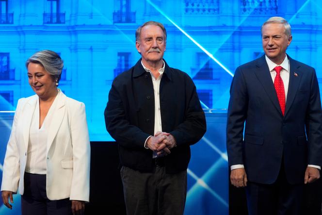 De gauche à droite, les candidats à la présidence Jeannette Jara, de la coalition Unidad por Chile, Eduardo Artes, du Parti d’action prolétarienne, et Jose Antonio Kast, du Parti républicain, se tiennent sur scène avant un débat en vue des élections générales de novembre, à Santiago, au Chili, le dimanche 26 octobre 2025.