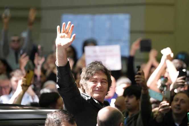Le président argentin, Javier Milei, salue ses partisans après avoir voté lors des élections législatives de mi-mandat, à Buenos Aires, le 26 octobre 2025.