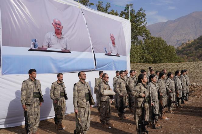 Cérémonie mettant en scène le retrait des combattants du Parti des travailleurs du Kurdistan de Turquie, devant un portrait de leur chef historique, Abdullah Öcalan, dans le nord de l’Irak, le 26 octobre 2025. 