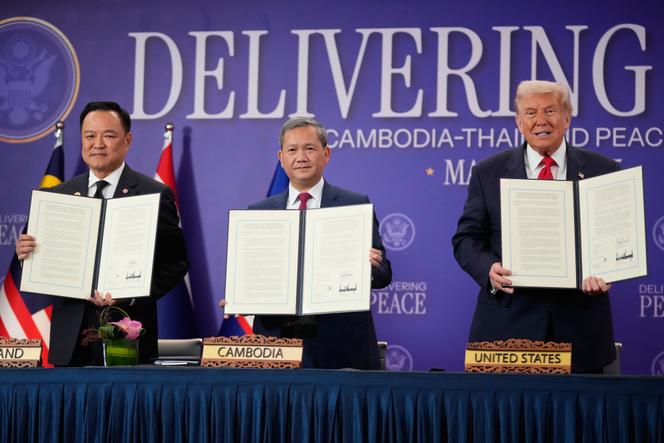 Le président Donald Trump, le premier ministre cambodgien Hun Manet (à gauche) et le premier ministre thaïlandais Anutin Charnvirakul posent avec leurs documents lors d’une cérémonie de signature en marge du sommet de l’ASEAN à Kuala Lumpur, en Malaisie, le dimanche 26 octobre 2025.