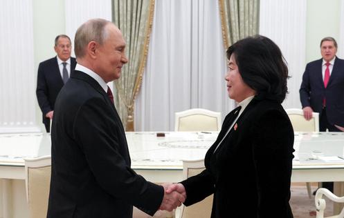 Le président russe, Vladimir Poutine, rencontre la ministre des affaires étrangères nord-coréenne, Choe Son-hui, à Moscou, le 27 octobre 2025.