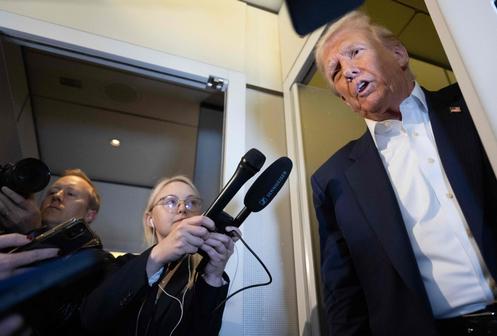 Le président des Etats-Unis, Donald Trump, s’adresse aux médias à bord d’Air Force One, le 27 octobre 2025.