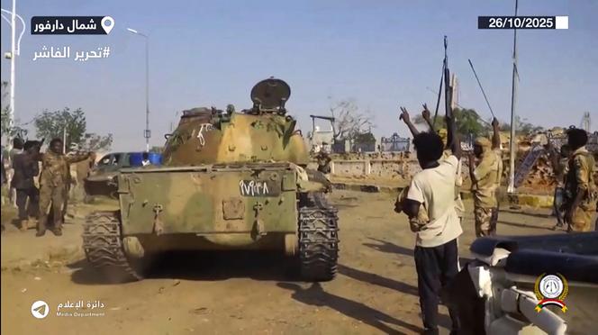 Sur cette image tirée d’une vidéo diffusée le 26 octobre 2025 sur le compte Telegram des Forces de soutien rapide (RSF), une milice soudanaise, des combattants des RSF célèbrent la prise d’El-Fasher, la capitale du nord du Darfour.