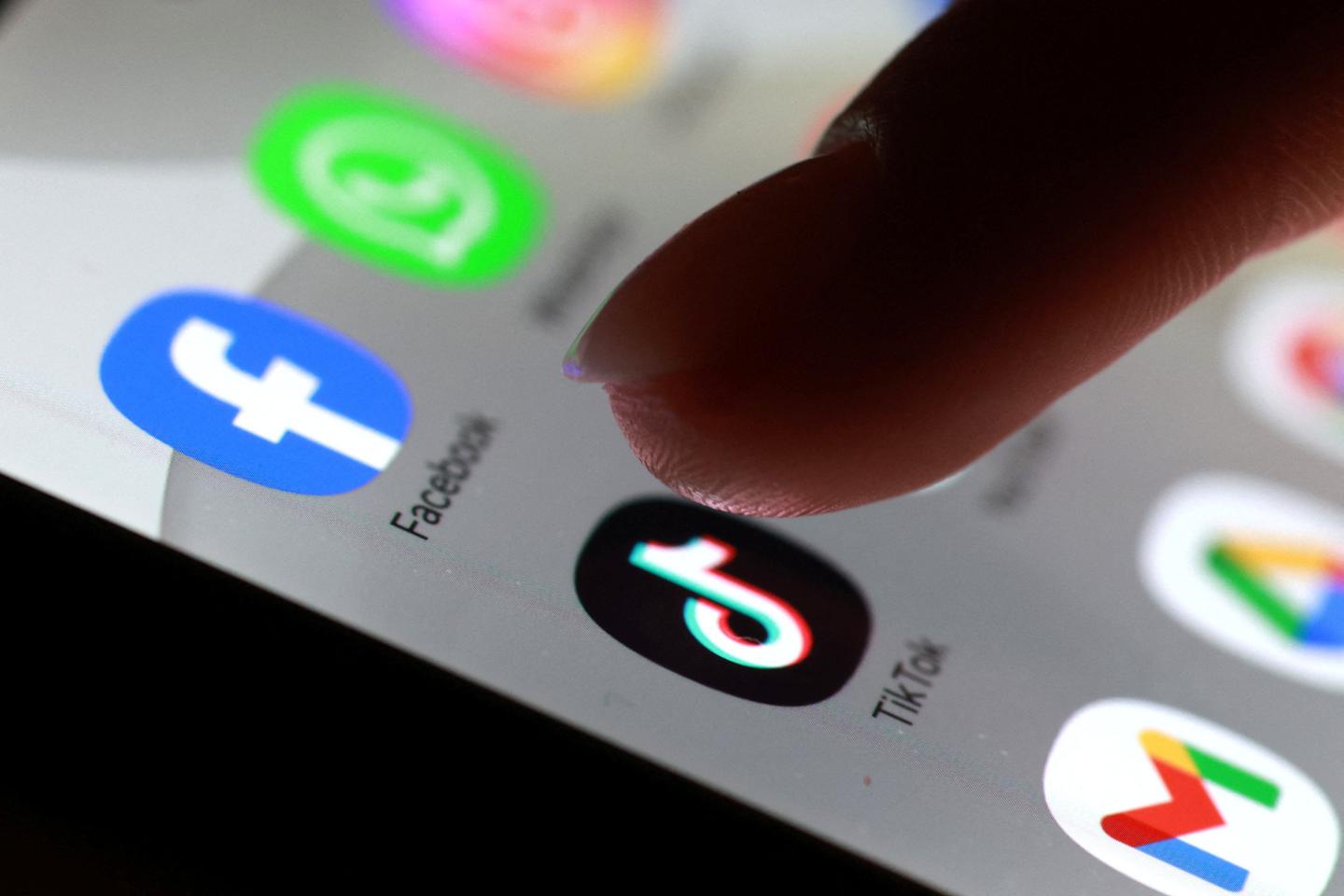 Les députés macronistes déposent une proposition de loi pour interdire les réseaux sociaux aux moins de 15 ans