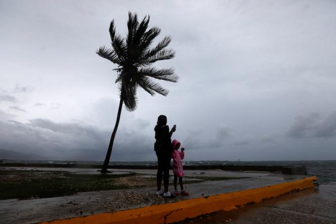 Le front de mer à Kingston alors que l’ouragan Melissa approche, le 27 octobre 2025.