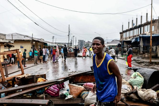 Apoiadores do líder da oposição camaronesa e candidato presidencial Issa Tchiroma Bakary erguem barricadas nas ruas de Yaoundé em 27 de outubro de 2025.