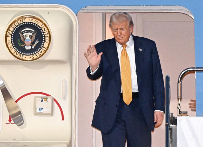 Le président américain, Donald Trump, à son arrivée à l’aéroport Haneda de Tokyo, le 27 octobre 2025.