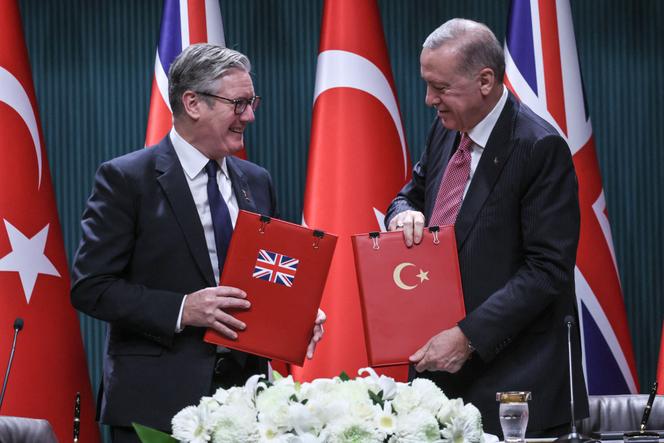Le premier ministre britannique, Keir Starmer, et le président turc, Recep Tayyip Erdogan, signent l’accord sur les avions de combat Eurofighter, à Ankara, le 27 octobre 2025.