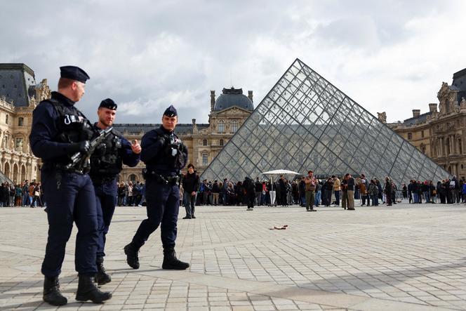 Devant le Musée du Louvre, à Paris, le 27 octobre 2025.