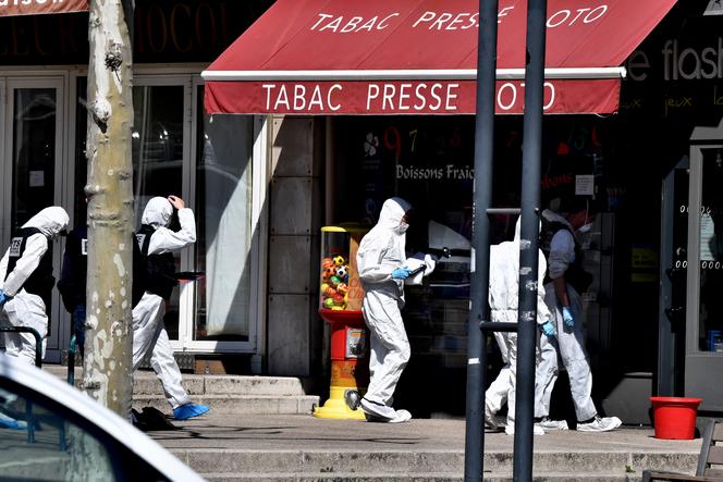 Policiais entram em uma loja no centro da cidade, após um homem atacar várias pessoas com uma faca, em Romans-sur-Isère (Drôme), em 4 de abril de 2020.