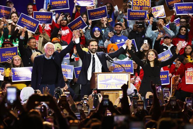 Le sénateur du Vermont, Bernie Sanders, le candidat démocrate à la Mairie de New York, Zohran Mamdani, et la représentante Alexandria Ocasio-Cortez, lors d’un rassemblement de campagne au Forest Hills Stadium, à New York, le 26 octobre 2025.