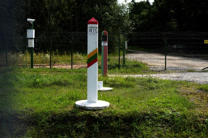 Des bornes marquant la frontière entre la Lituanie et la Biélorussie à Medininkai, en Lituanie, le 24 août 2021.