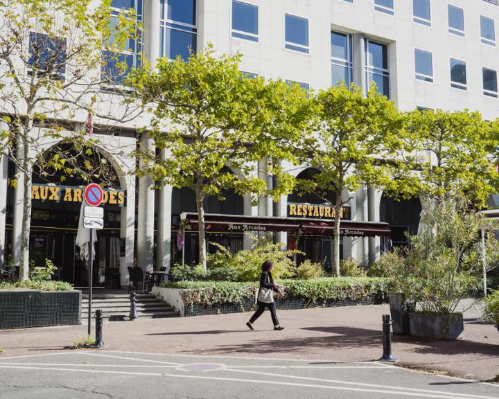 Depuis les déménagements de Vinci et d’American Express, la brasserie des Arcades, installée place de l’Europe, au cœur de Rueil-sur-Seine, annonce une perte de chiffres d’affaires de 40 %. A Rueil-Malmaison, dans les Hauts-de-Seine, le 7 octobre 2025.