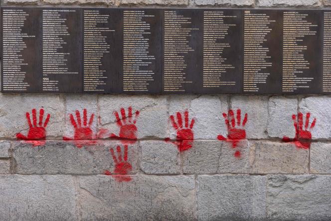 Les tags de mains rouges au Mémorial de la Shoah, à Paris, le 14 mai 2024.