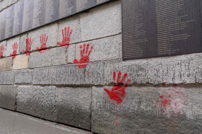 Des mains rouges dessinées au pochoir sur le Mur des Justes, devant le Mémorial de la Shoah, à Paris, le 14 mai 2024.