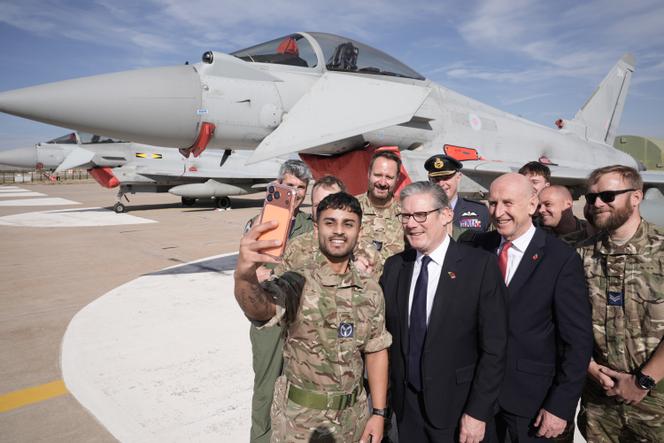 Keir Starmer, le premier ministre britannique, devant un Eurofighter Typhoon, lors d’une visite à la base aérienne de Tusas, près d’Ankara, le 27 octobre 2025.
