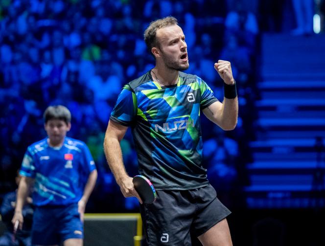 Simon Gauzy lors de son match contre le Chinois Lin Shidong en demi-finales du Grand Smash européen à Malmö (Suède), le 23 août 2025.