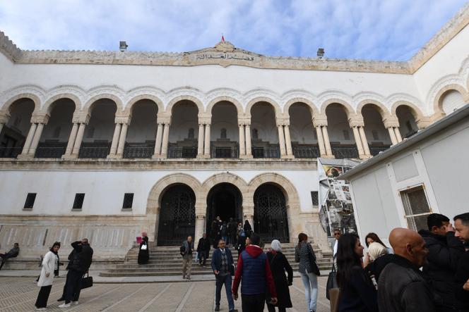 Le premier jour d’audience en première instance du procès pour « complot contre la sûreté de l’Etat », devant le palais de justice de Tunis, le 4 mars 2025.