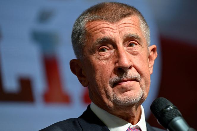 Le chef du parti ANO, Andrej Babis, s’exprime lors d’une conférence de presse après les résultats préliminaires des élections législatives, au siège électoral du parti à Prague, en République tchèque, le 4 octobre 2025.