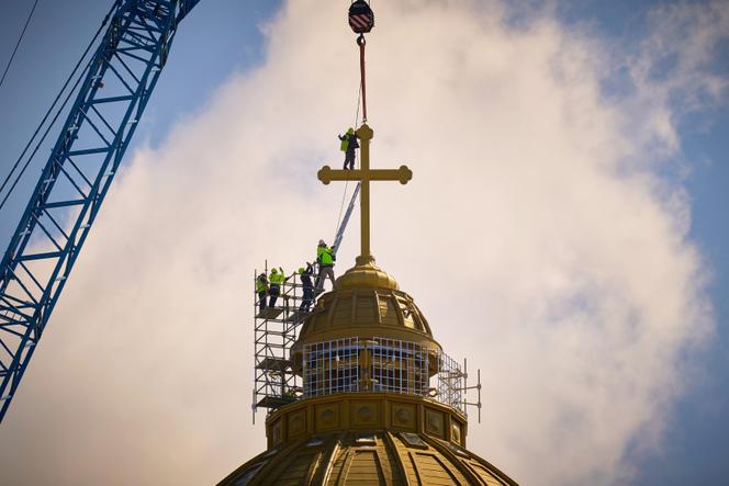 Les dernières étapes de l’installation de la croix principale de la cathédrale du Salut du peuple ou cathédrale nationale de Bucarest, en Roumanie, le 8 avril 2025.