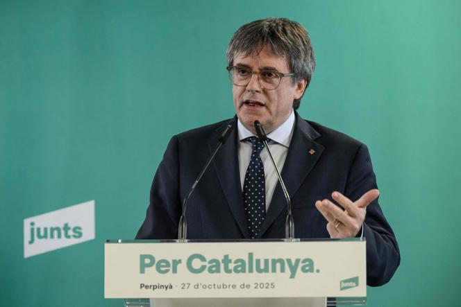 Carles Puigdemont lors d’une conférence de presse à l’issue d’une réunion du parti Junts à Perpignan, dans les Pyrénées-Orientales, le 27 octobre 2025.