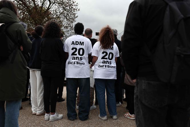 Les participants portent des t-shirts avec l’inscription « ADM 20 ans, Zied et Bouna » lors d’une cérémonie commémorative marquant le 20e anniversaire de la mort des adolescents Zyed Benna et Bouna Traoré, à Clichy-sous-Bois, le 27 octobre 2025. 