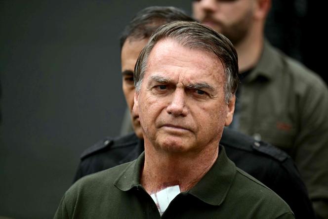 Jair Bolsonaro à sa sortie de l’hôpital DF Star à Brasilia, le 14 septembre 2025.