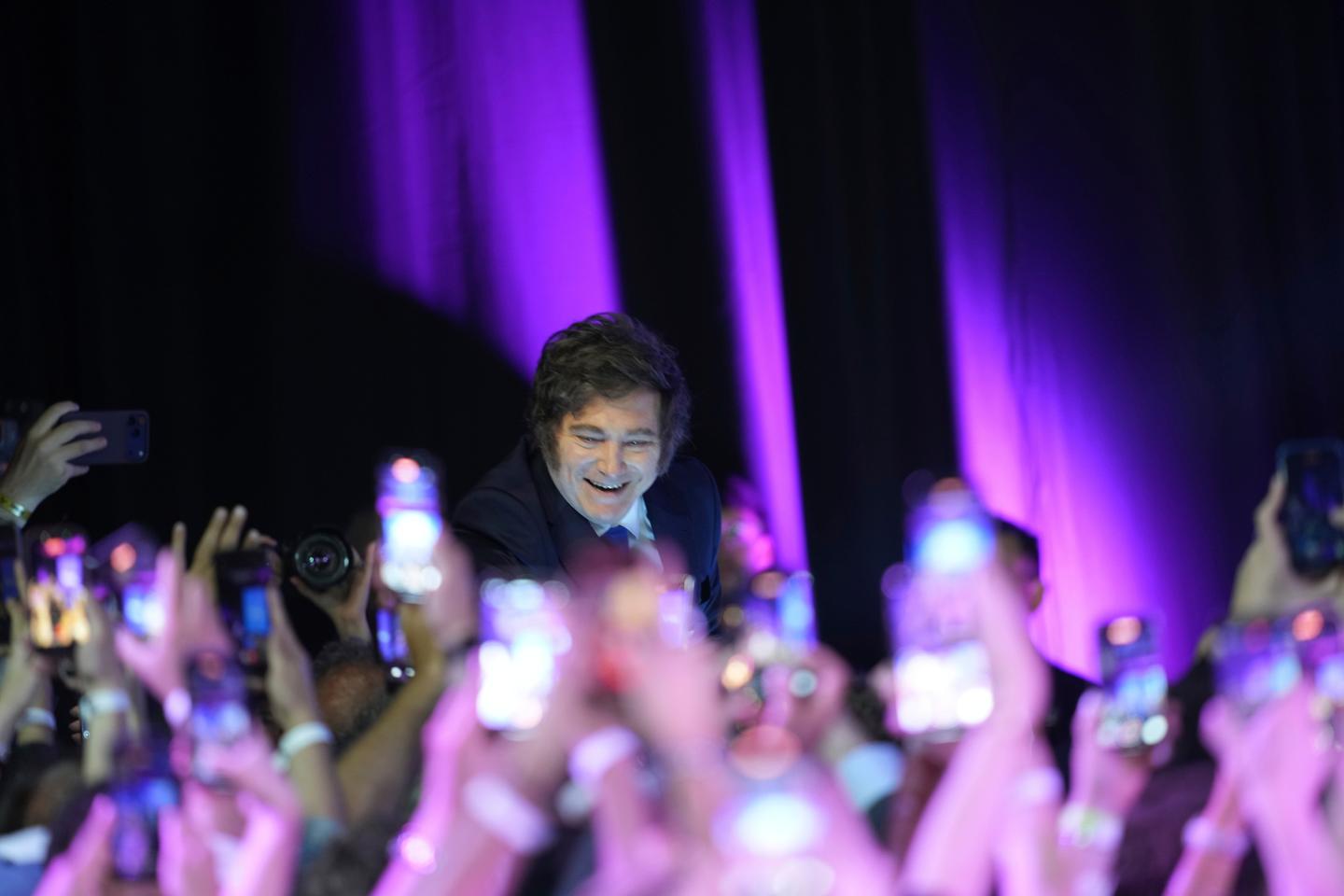 Argentine : Javier Milei célèbre sa victoire surprise aux élections de mi-mandat