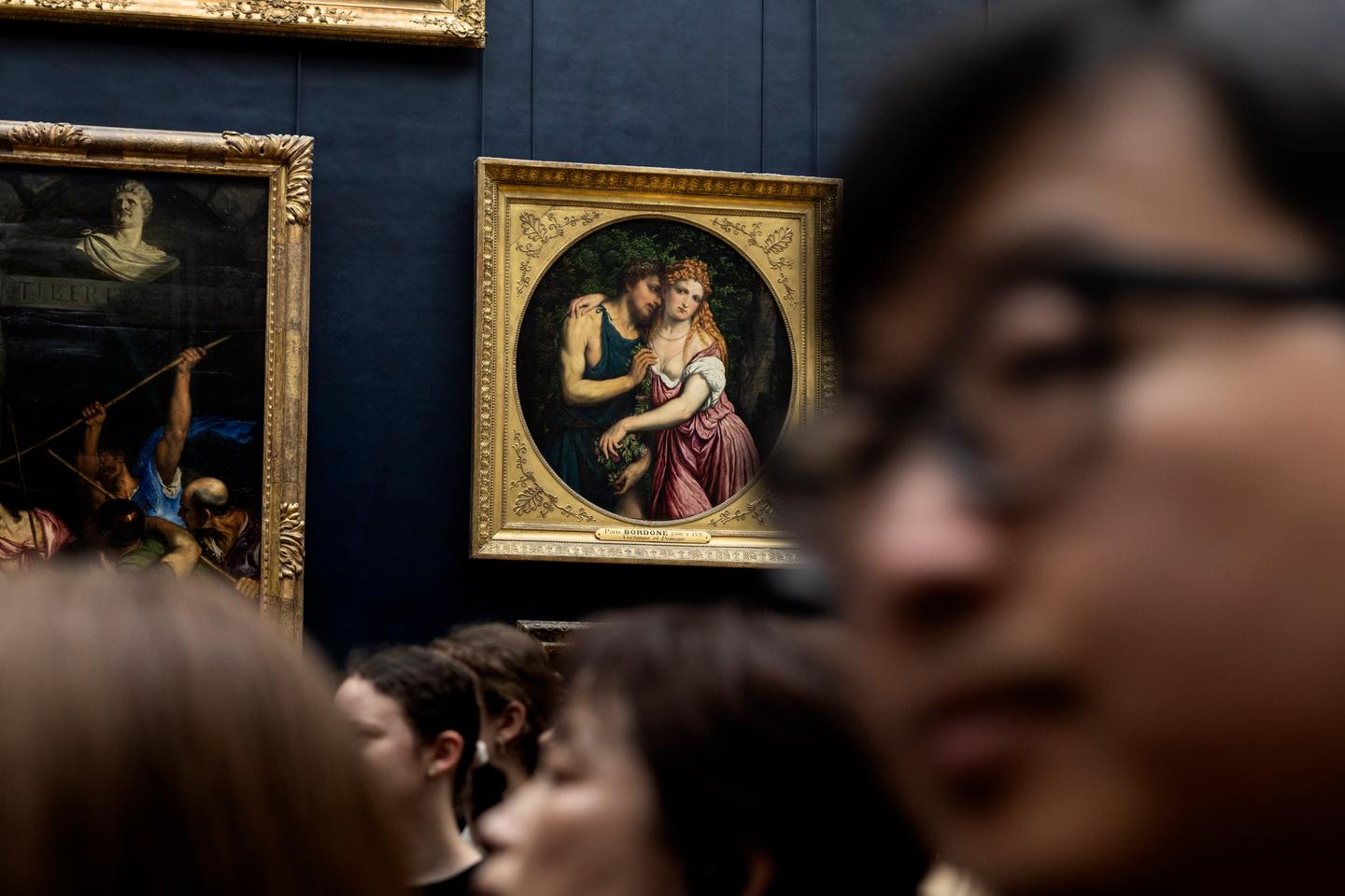 Au Louvre, une semaine après le braquage, le bal des touristes et le blues des agents Au Louvre, une semaine après le braquage, le bal des touristes et le blues des agents