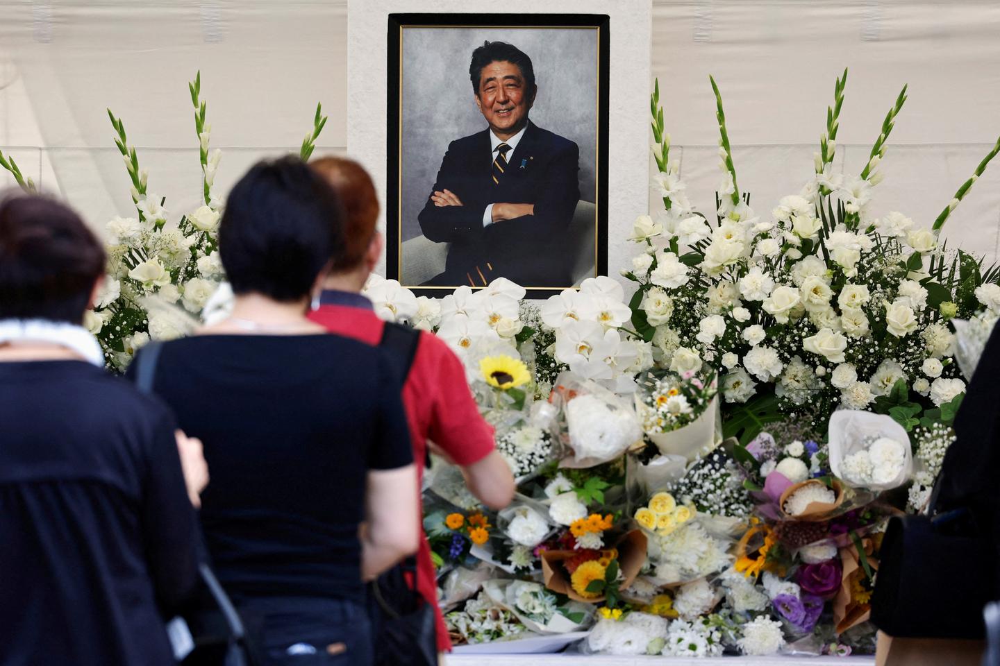 日本では安倍晋三元首相を裁判官の前で暗殺。