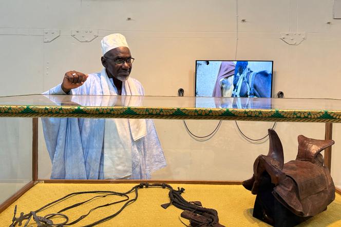Le Sénégalais Mamadou Lamine Ba, descendant du guerrier tidjane Cheikhou Amadou Ba, lors de l’inauguration de l’exposition « Samba Sadio 1875 », au Musée régional de Thiès, au Sénégal, le 23 octobre 2025.