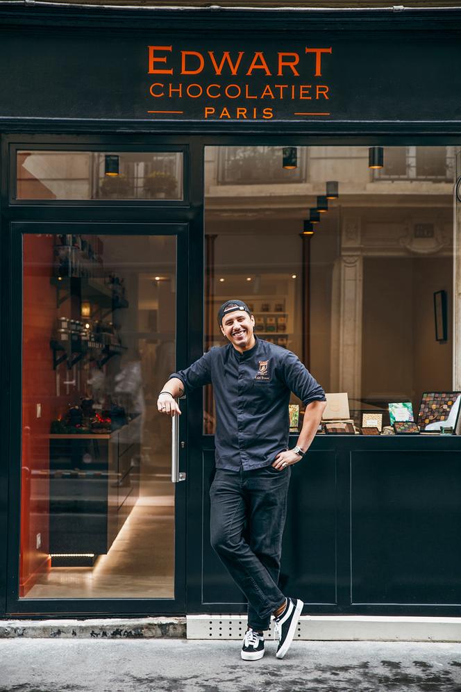 Edwin Yansané, devant la boutique de sa marque, Edwart, à Paris, en 2025.