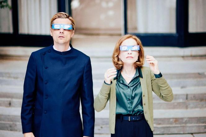 Raphaël Personnaz et Isabelle Huppert dans « La Femme la plus riche du monde ».