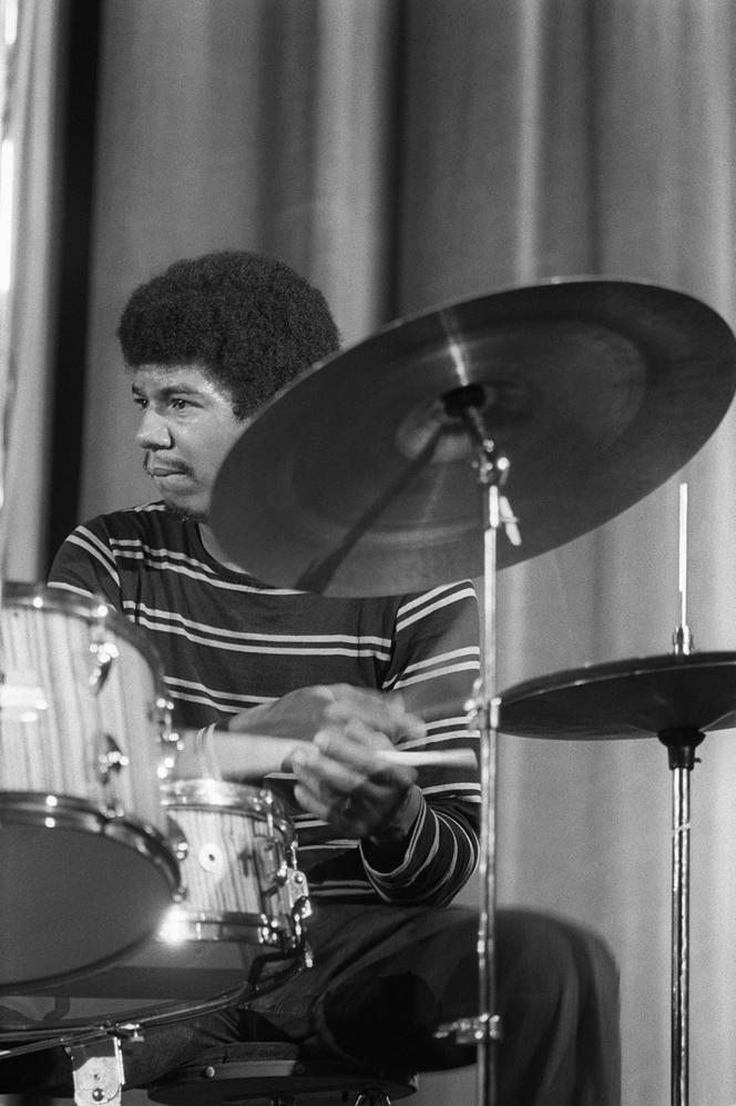 Le batteur et compositeur de jazz américain Jack DeJohnette joue avec le groupe de Miles Davis lors d’un concert du Festival de jazz de Paris, à la Salle Pleyel, le 3 novembre 1969.