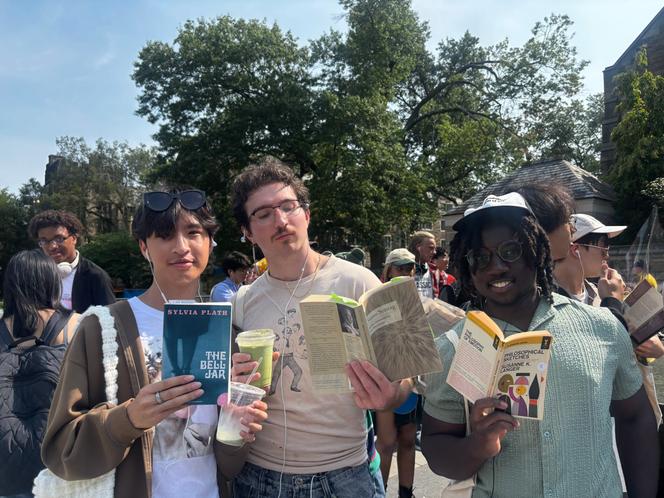 Cette photo prise et diffusée par le journal étudiant « Yale Daily News » montre le concours de meilleur « homme performatif », sur le campus de Yale, dans le Connecticut, aux Etats-Unis, le 6 septembre 2025.