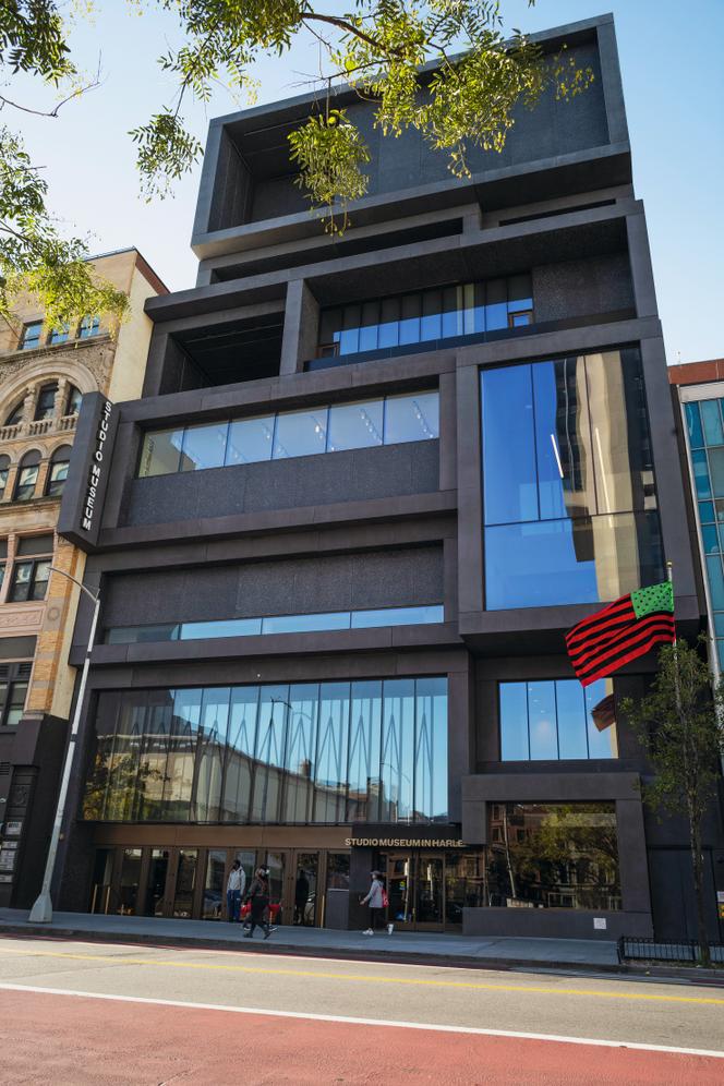 La façade du Studio Museum, où flotte le drapeau imaginé par David Hammons, dans le quartier de Harlem, à New York, en octobre 2025.