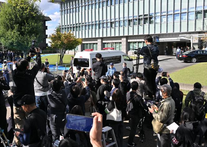 Une voiture qui serait celle transportant Tetsuya Yamagami arrive au tribunal du district de Nara pour son premier procès. A Nara, le 28 octobre 2025.