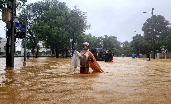 Dans une rue inondée de Huê, dans le centre du Vietnam, le 28 octobre 2025.