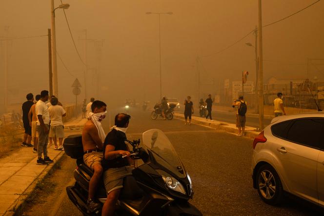 Une épaisse fumée provoquée par un incendie de forêt près de Pendeli, en Grèce, le 12 août 2024.
