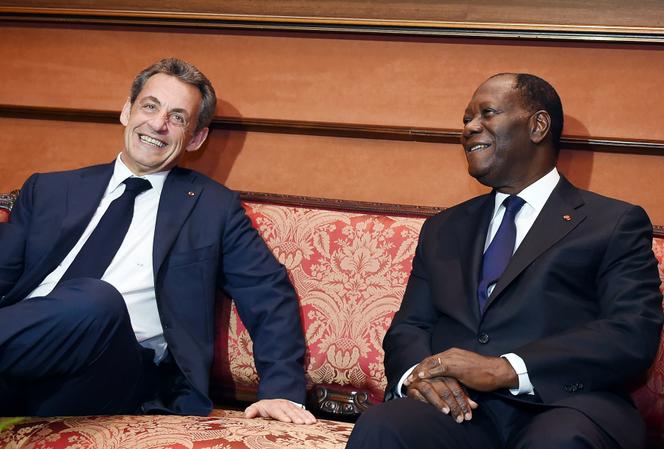 O presidente da Costa do Marfim, Alassane Ouattara, e o ex-chefe de estado francês, Nicolas Sarkozy, em Abidjan, em 17 de março de 2016.