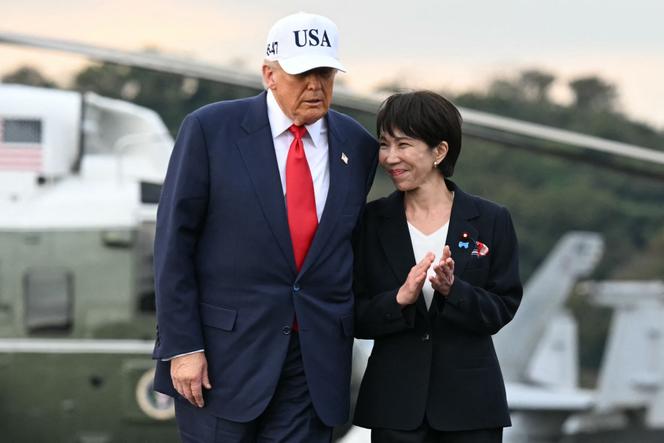 Le président américain, Donald Trump, et la première ministre japonaise, Sanae Takaichi, arrivent à bord du porte-avions USS « George Washington » de la marine américaine à la base navale américaine de Yokosuka, le 28 octobre 2025.