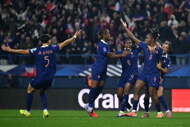 La joueuse des Bleues Melvine Malard célèbre son but face à l’équipe d’Allemagne lors des demi-finales retour de la Ligue des nations, à Caen, le 28 octobre 2025.