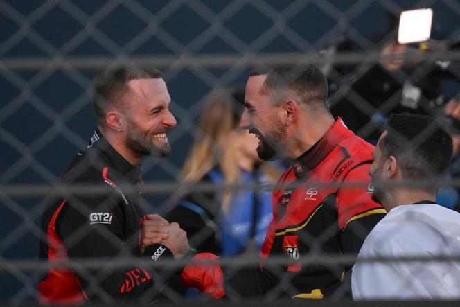 Le youtubeur Lucas Hauchard, alias « Squeezie » (à gauche), est félicité par le youtubeur français Maxime Ricoveri-Leschi, alias « Maxime Biaggi », après la course de Formule 4 GP Explorer sur le circuit Bugatti du Mans, le 5 octobre 2025.