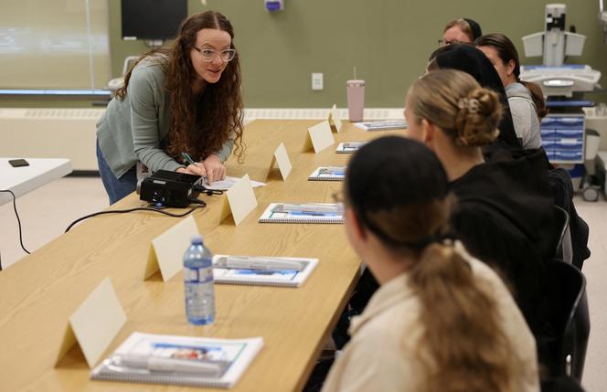 Une représentante des services de santé de l’Alberta donne un cours sur l’épidémie de rougeole au centre de santé de Tabe (Canada), le 27 octobre 2025. 