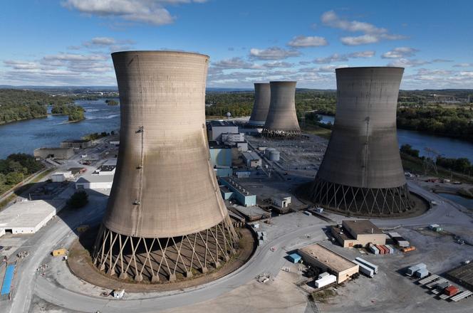 La centrale nucléaire désaffectée de Three Mile Island au milieu de la rivière Susquehanna, le 10 octobre 2024, près de Middletown, en Pennsylvanie. Le propriétaire de la centrale, Constellation Energy, prévoit d’investir 1,6 milliard de dollars pour rénover le réacteur qu’il a fermé il y a cinq ans et le redémarrer d’ici à 2028, après que Microsoft ait récemment accepté d’acheter toute l’électricité que la centrale pourra produire pendant les 20 prochaines années pour alimenter son parc croissant de centres de données. La centrale fermée est le site du pire accident nucléaire de l’histoire des Etats-Unis, lorsque l’un des deux réacteurs de la centrale a fondu en 1979.